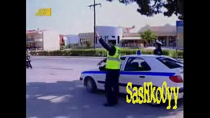 Полицай спира моторист!