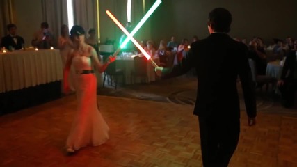 Битка с лазерни мечове вместо първи сватбен танц