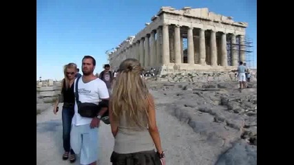 На Андреа и се видяха гащите в Атина 