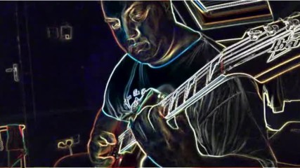 Иван Дракалиев свири на китара