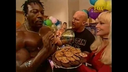 Booker T опитва от бисквитите на Debra 