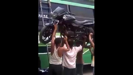 Как обикновен индиец качва мотора си върху автобус