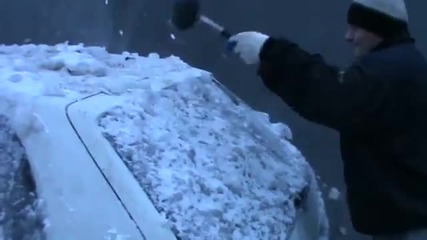 Ето как Разпукват замръзналия лед на автомобил
