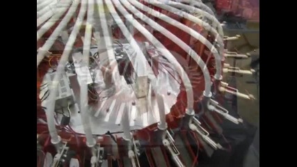 Робот създава музика с метални топчета