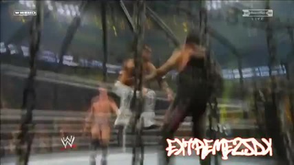 Undertaker прави задушаващо тръшване на John Morrison на метал 