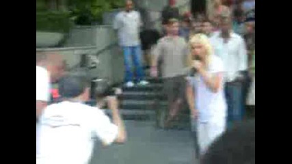Christina Aguilera performing Beautiful at Hollywood & Highland (15.07.09)