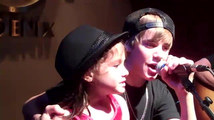 Justin Bieber и негова малка фенка пеят Baby 