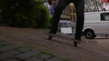 Скейтър показва удивителни умения!