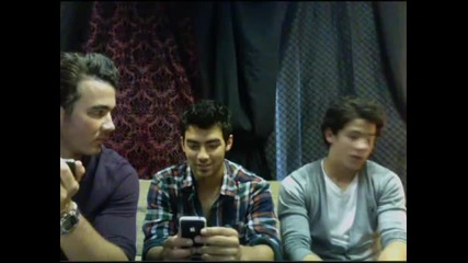 Jonas Brothers Dancing to Double Rainbow - Live Chat on Cambio 