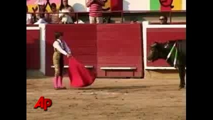 12 годишно момче пострaдва от бик, но въпреки това пак продължава представлението! 