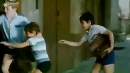 Деца играят вън, 1973 г. (откъс)