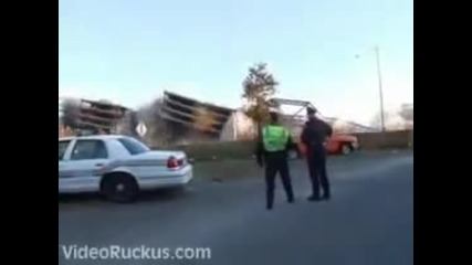 Голяма сграда пада пред очите на полицаи 