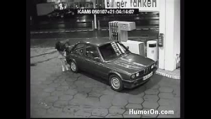 смях - как жена зарежда на бензиностанция