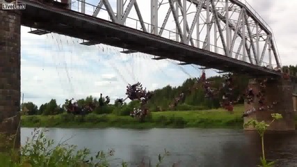 135 човека скачат от мост!