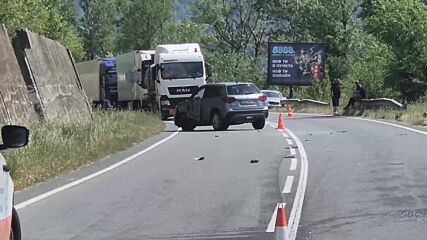 Кола се вряза в спрял камион в Благоевградско, има жертва