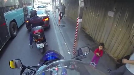 Любопитно детенце казва ''здрасти'' на преминаващ моторист