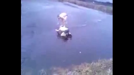 Пиян руснак скача в замръзнало езеро