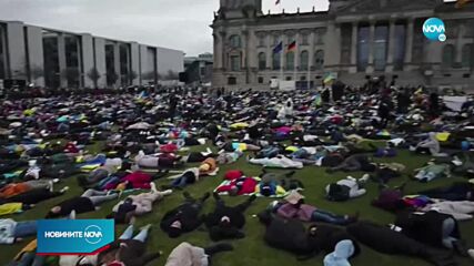 Протестиращи лежаха пред парламента в Берлин като телата от Буча