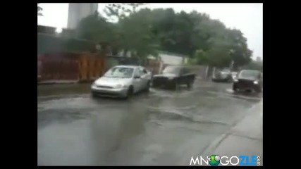 Спукан водопровод срещу кола