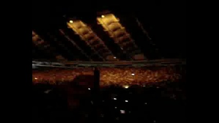 Препълнен Олимпийски Стадион Пляска на Мадона