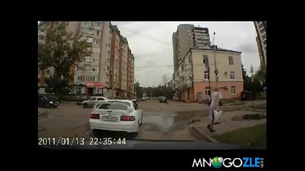 Какво прави тази жена