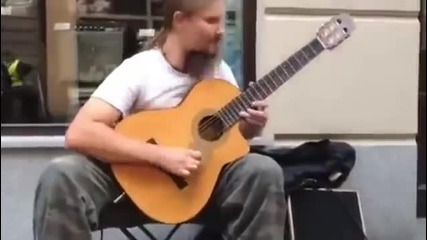 Уличен китарист с Божествени луди ръце