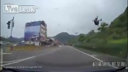 Внимание! Парашутист на пътя