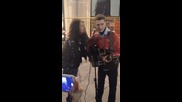 Стивън Тайлър пее с уличен музикант