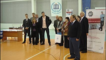 Гибона дарява топки, среща се с Пранди по Коледа