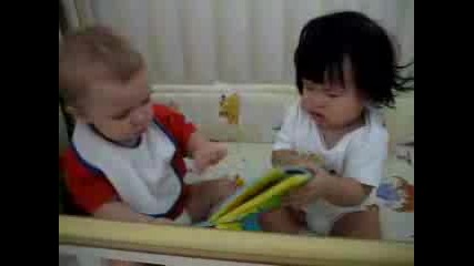 Две Бебета Се Бият Заради Книжка
