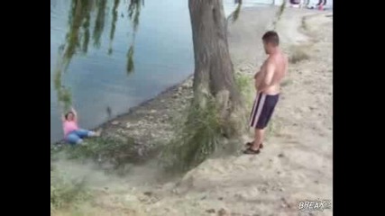 Жена Пада В Река - Смях