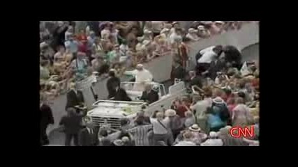 Човек Напада Папата