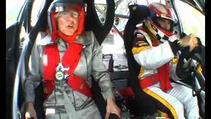 Възрастна жена в спортна кола! 
