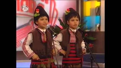 Удивително! 8 Годишни Близнаци Пеят Народн
