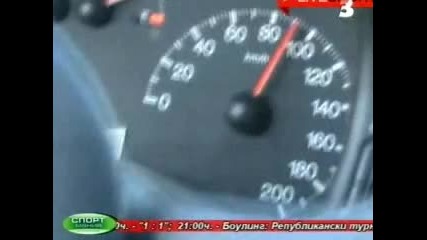 Некадърникът Тибони дърпа цигари, докато шофира с превишена скорост 