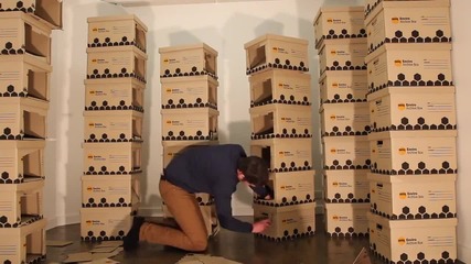 Човек изгражда картонен замък за любимото си коте