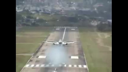 Екстремно кацане - 5 Летището в Хондурас - полет на метри от покривите 