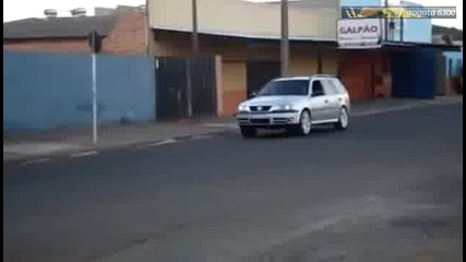 Просто няма да повярвате кой кара колата!