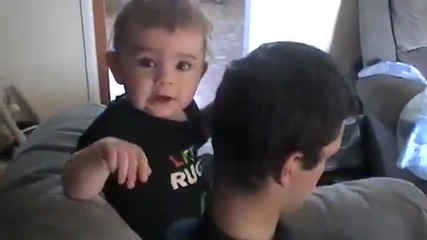 Много сладко бебе си играе с татко си гледайте забавно е