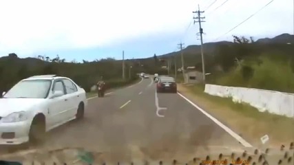 Шофьор прегази себе си