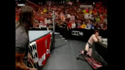 Triple H излиза на ринга и пребива Sheamus