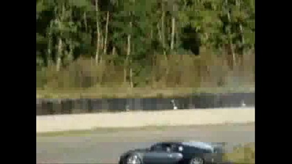 Тъпанар Се Блъска С Bugatti Veyron