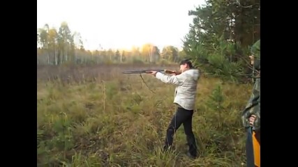 охота на кабана Девушка стреляет из ружья Girl shoots a gun