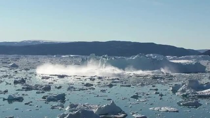 Разтопяване на Огромен Айсберг във East - Greenland за 2 Минути