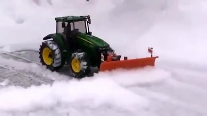 Мини трактор чисти сняг