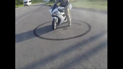 Yamaha R1 Burnout