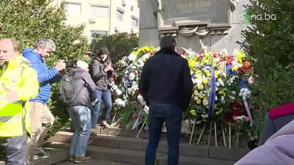 Играчите на Левски поднесоха цветя пред паметника на Апостола