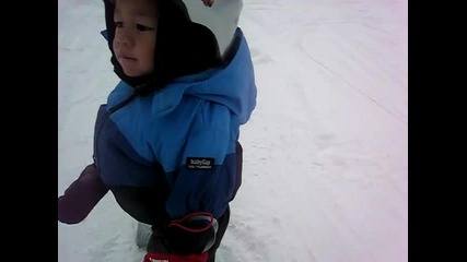 Дете 19 месеца се спуска с сноуборд ! 