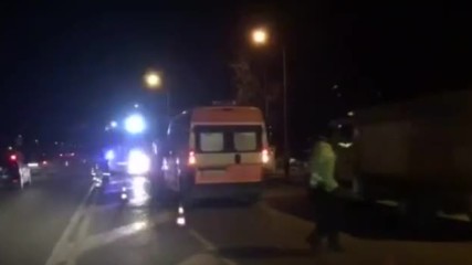 Кола се заби в автобус в София