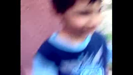 малко келешче танцува